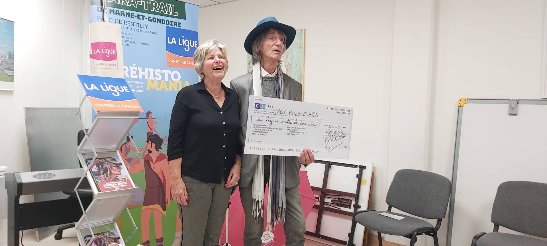 Remise d'un chèque de 3000 euros par Michel Bach à la présidente du Comité Ethel de La Rochefordière