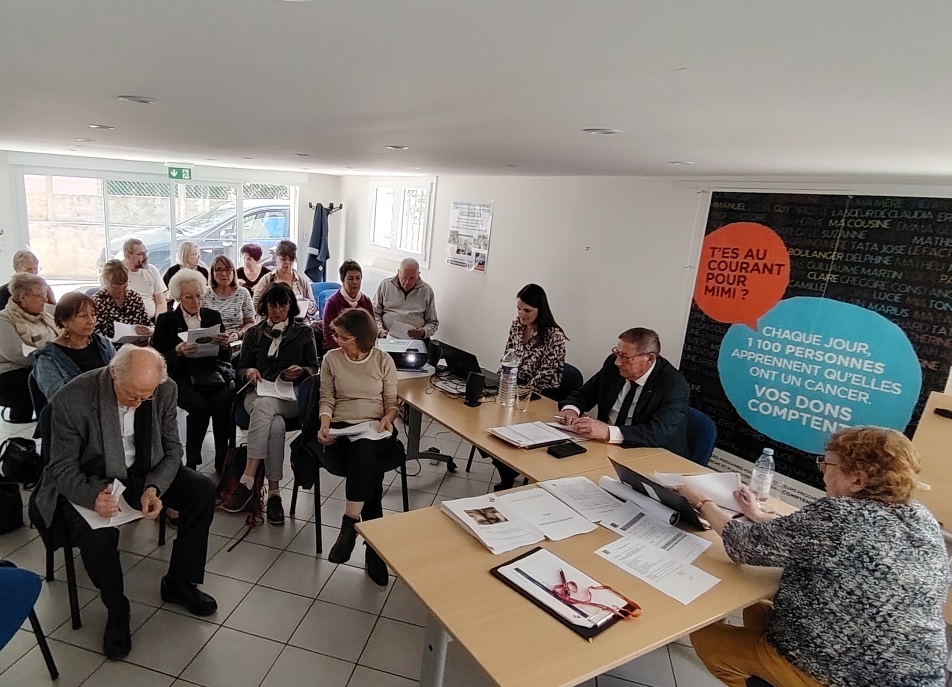 Image montrant une assemblée d'une vingtaine de personnes réunies pour l'AG2025 du comité de Seine-et-Marne de la Ligue contre le cancer.
