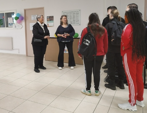 Elèves recevant un prix