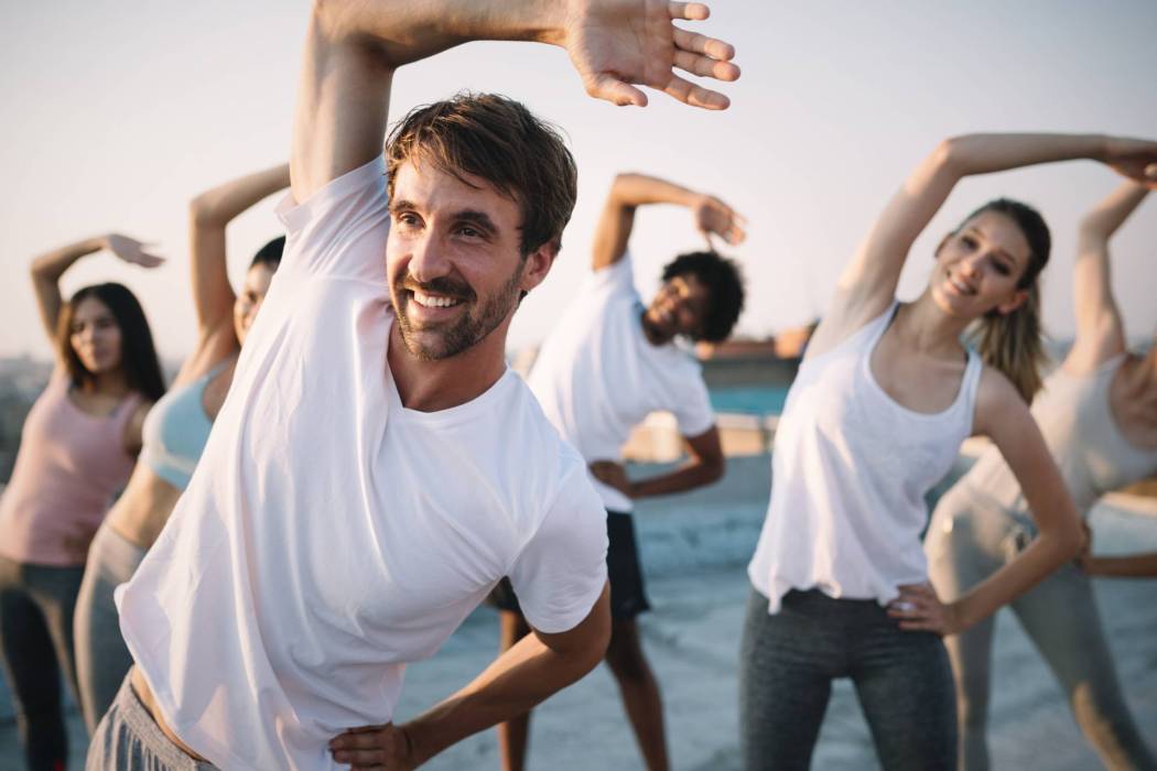 Groupe de personnes pratiquant la gym douce