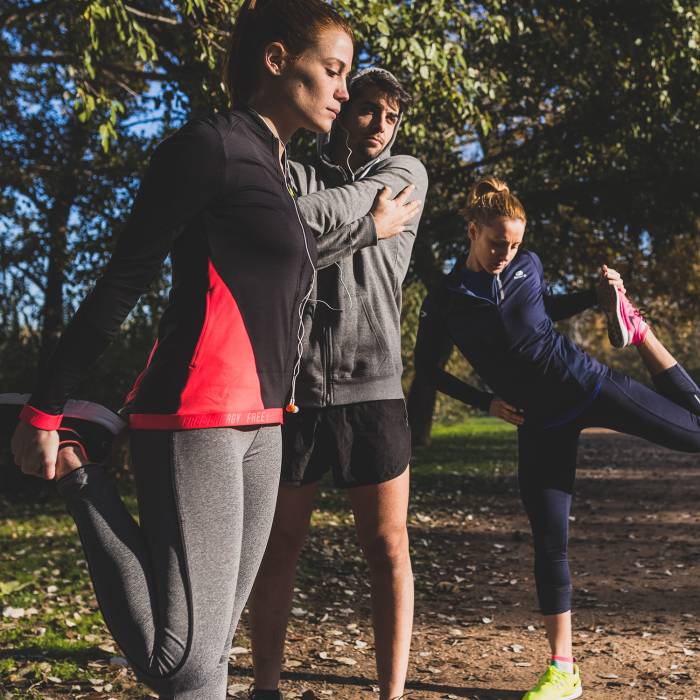 personnes s'étirant avant ou après une course
