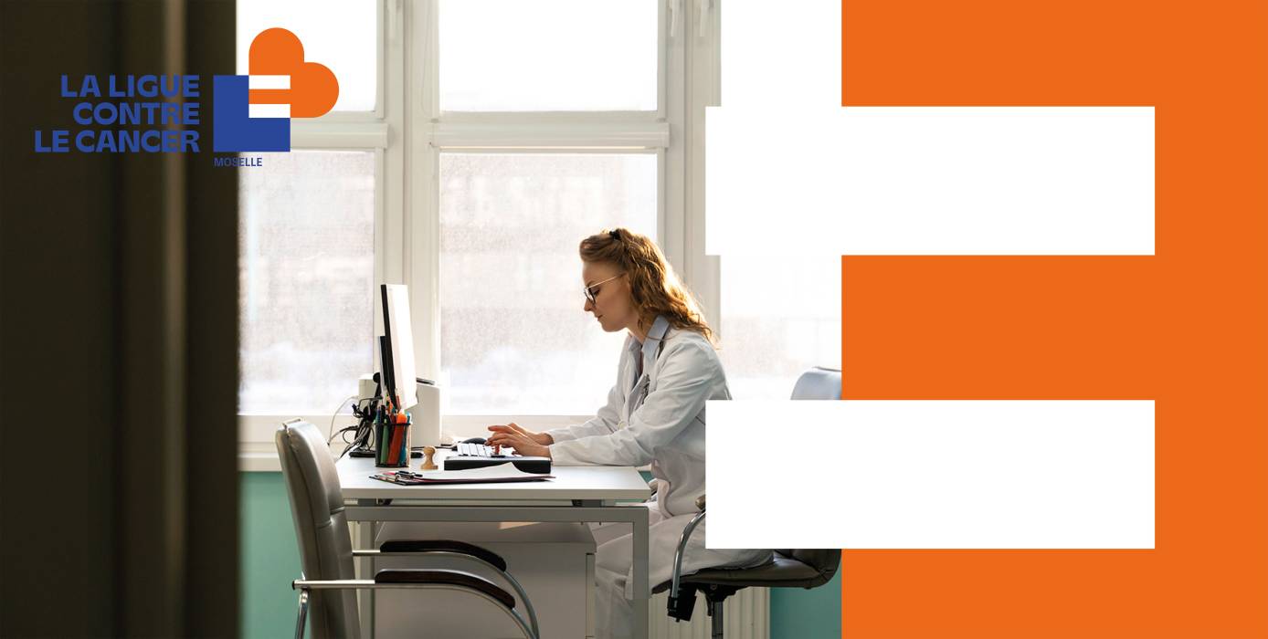 Femme médecin à son bureau