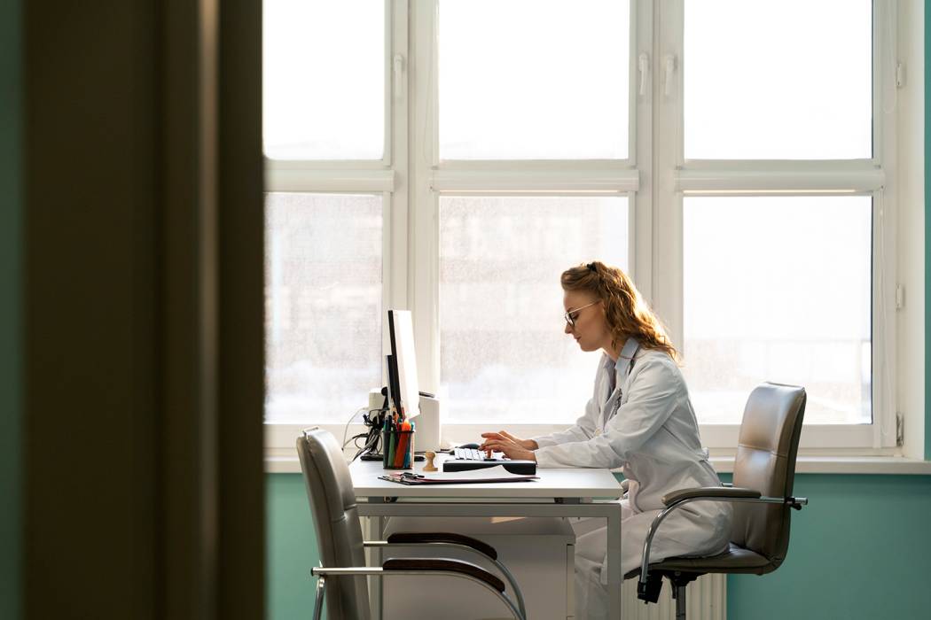 Médecin à son bureau