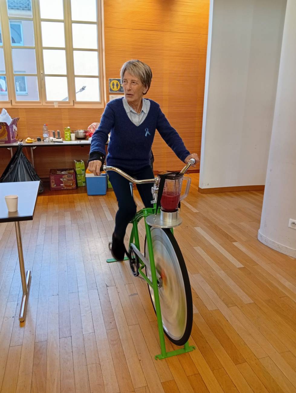 Notre bénévole s'est donnée au vélo smoothie lors du Côlon Tour